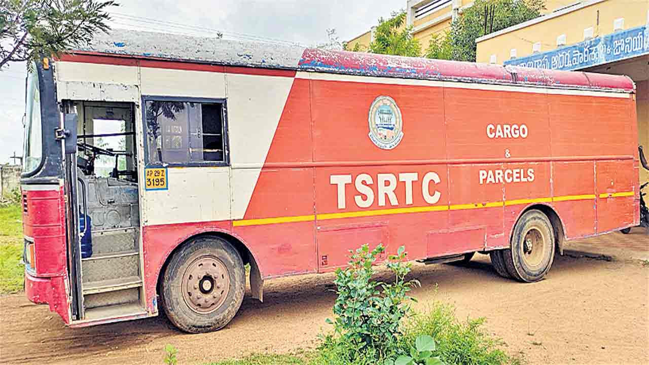 కాలేజీలకు కార్గో సేవలు