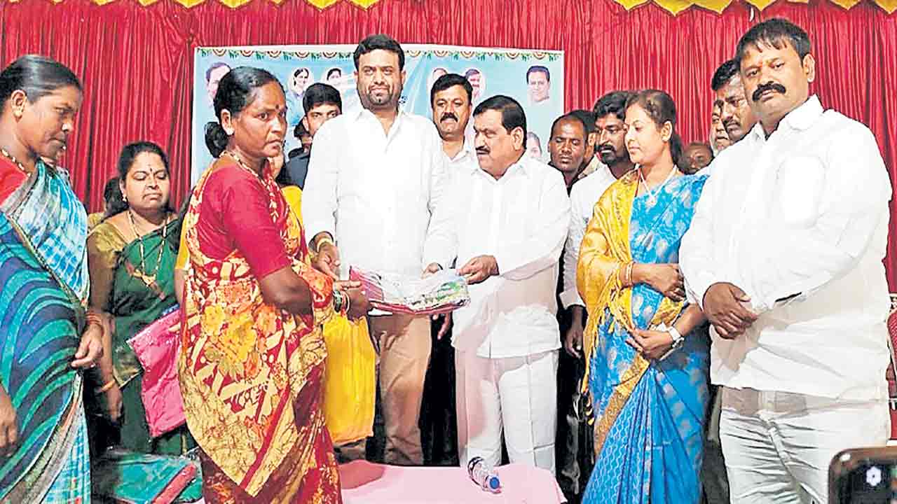 ఊరూరా కానుక సంబురం