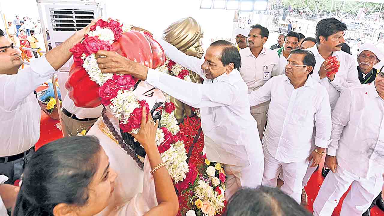 ఎగిసిన పతాకమై..ఆత్మగౌరవ ప్రతీకయై