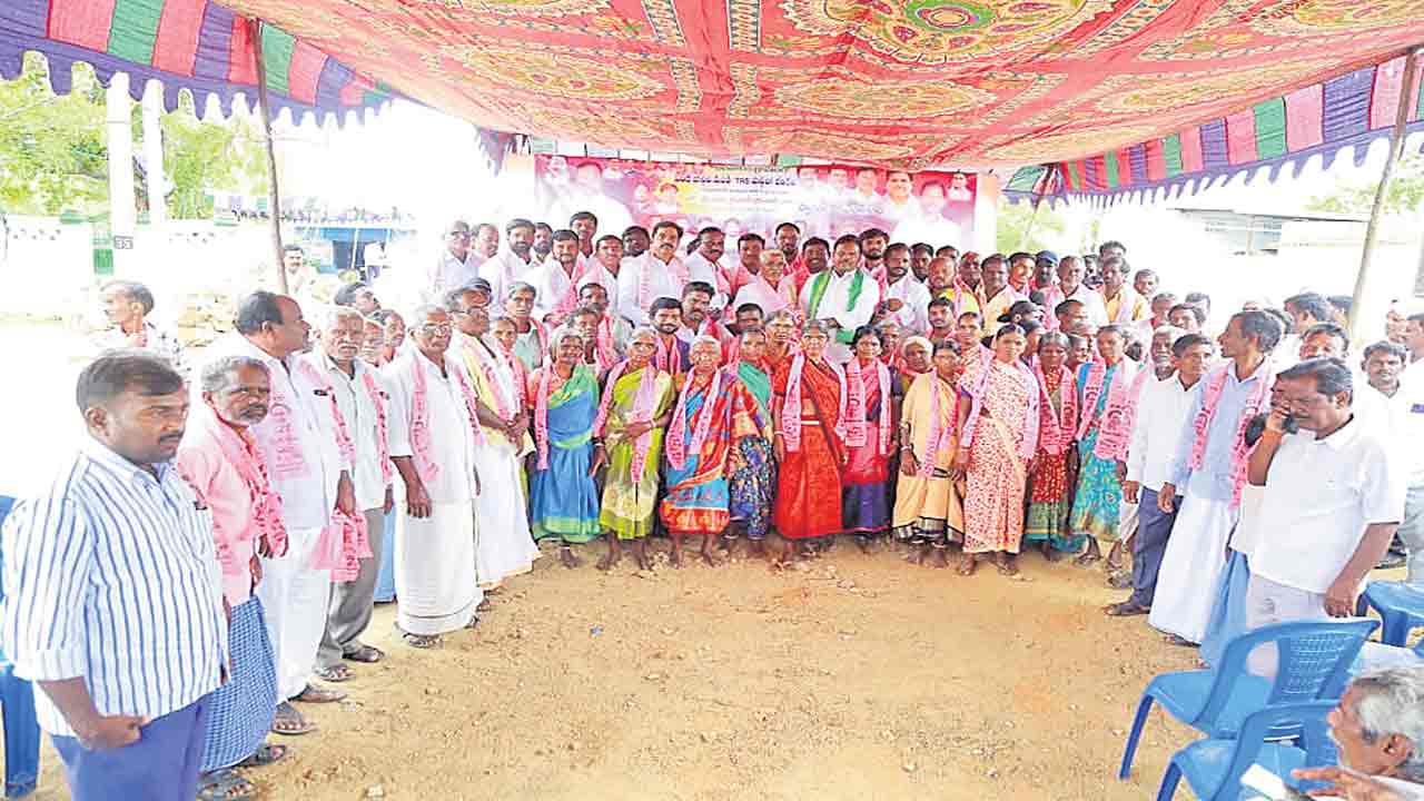 ప్రభుత్వ పథకాలకు ఆకర్షితులై..