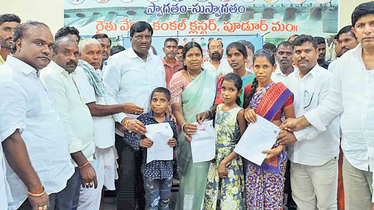 దళిత కుటుంబానికి సర్కారు ‘ఆసరా’