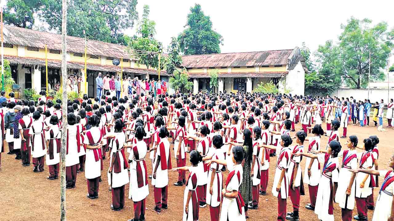 దశాబ్ధాల బడి.. భవిష్యత్‌కు పునాది..