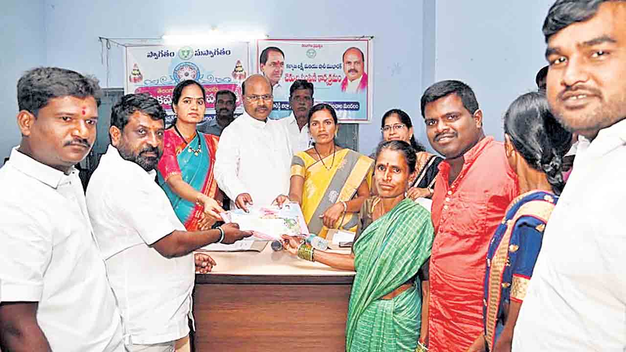 మహిళల ఆత్మగౌరవానికి ప్రతీక బతుకమ్మ