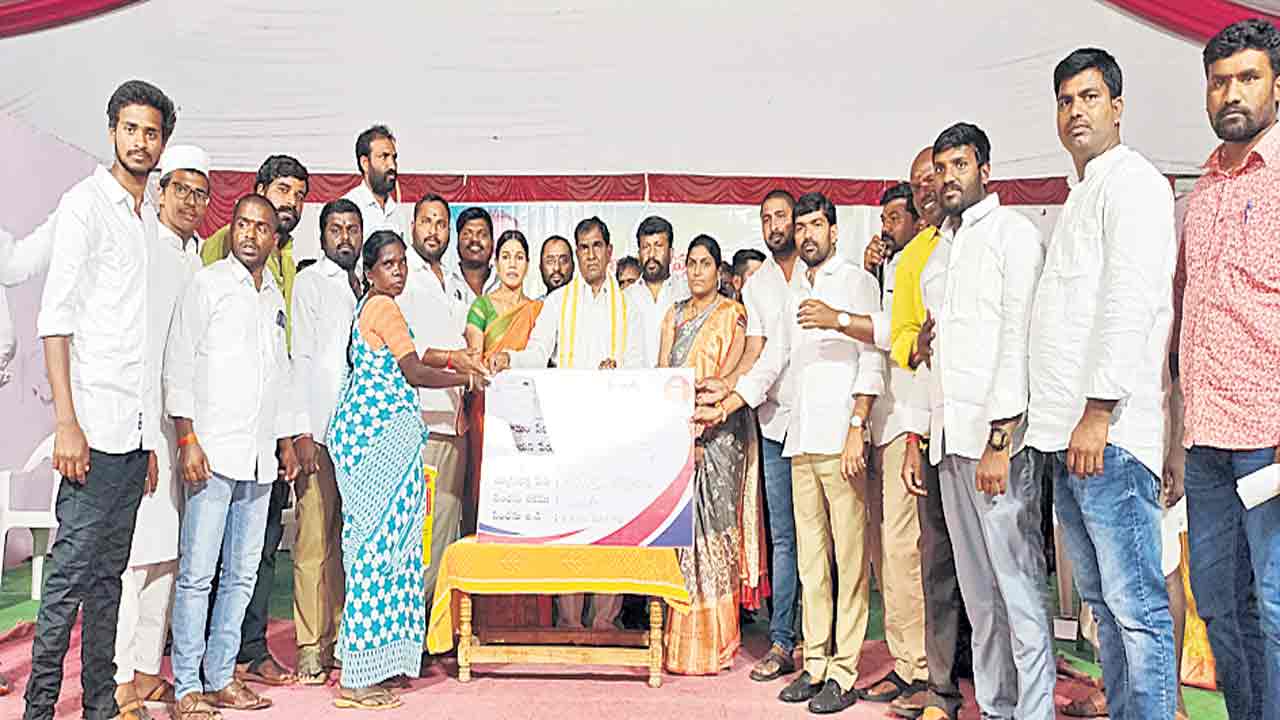 పేదల బతుకులకు సీఎం కేసీఆర్‌ భరోసా