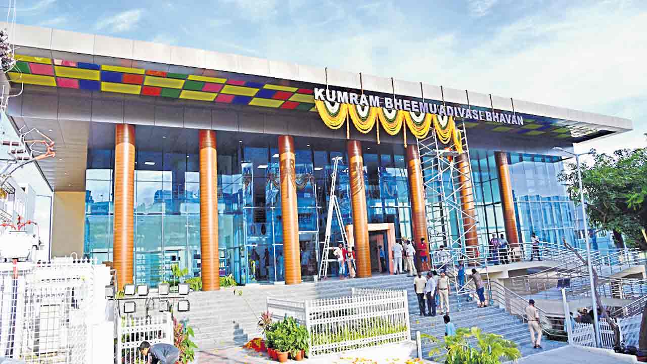 ఆకట్టుకుంటున్న గిరిజన, ఆదివాసీ భవనాలు