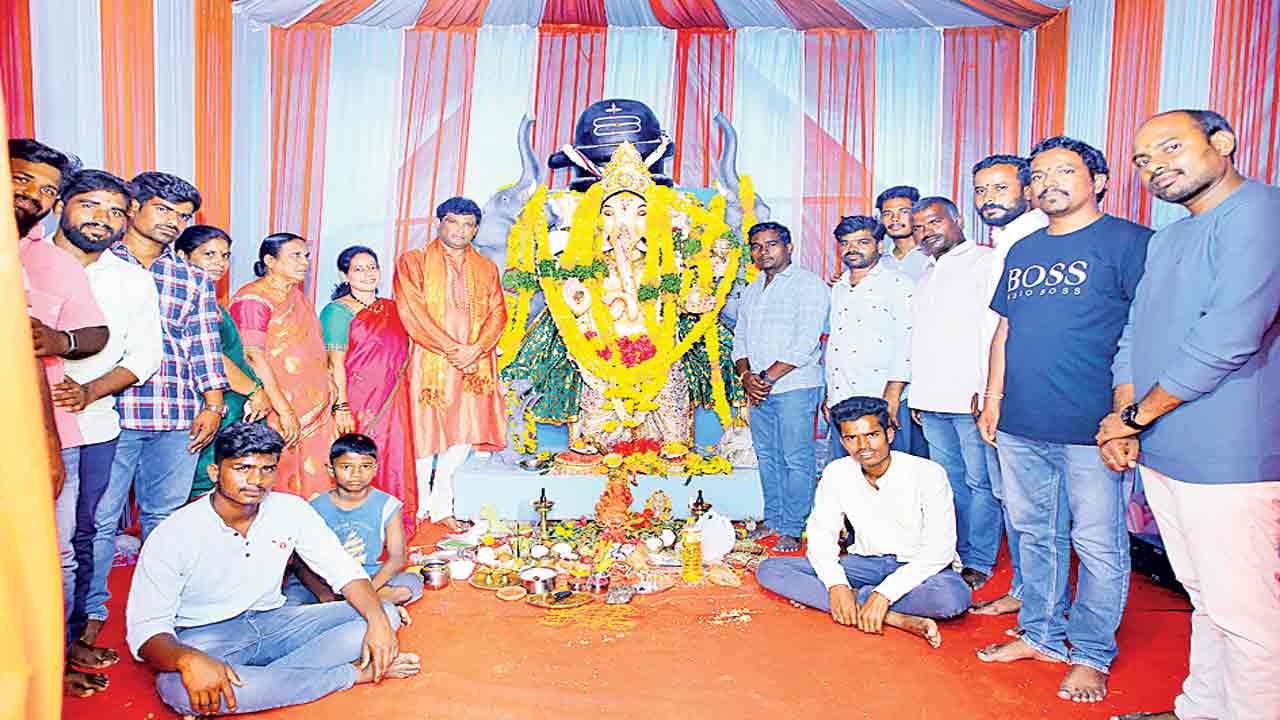 భక్తిశ్రద్ధలతో కొనసాగుతున్న గణేశ్‌ నవరాత్రోత్సవాలు