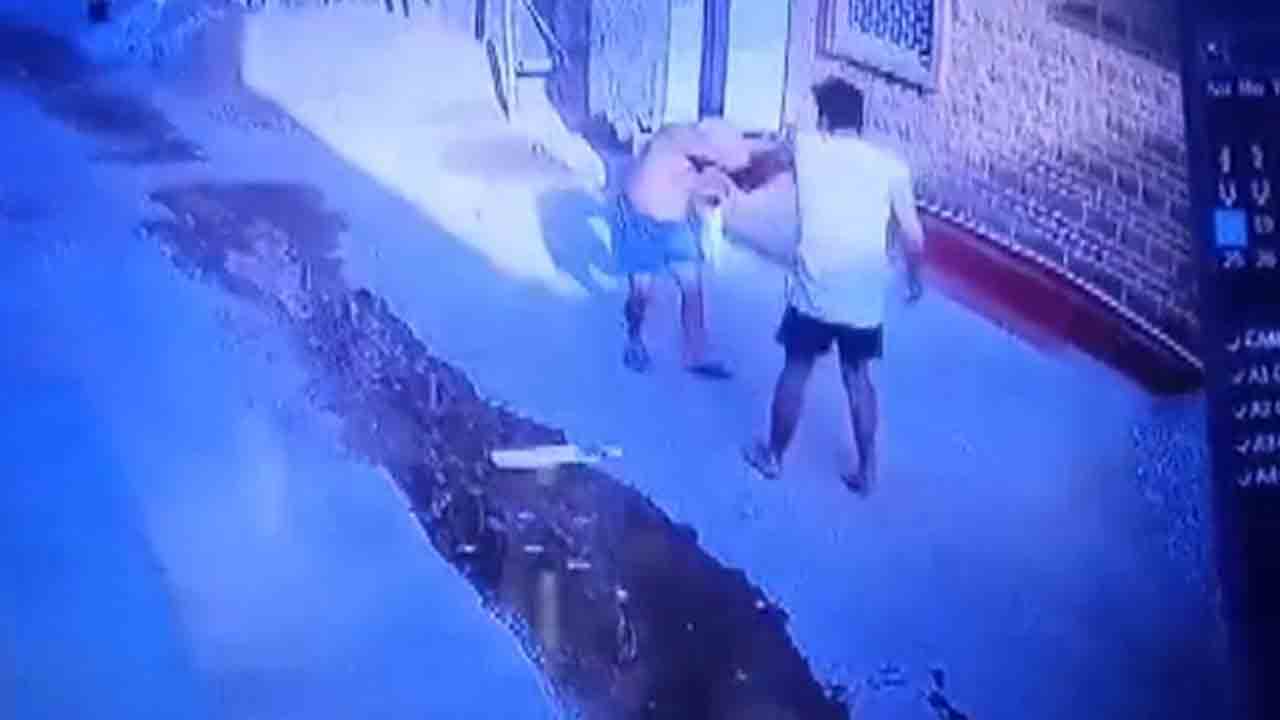 మందుకు పైసలు ఇవ్వలేదని తండ్రిపై దాడిచేసిన సుపుత్రుడు.. వీడియో