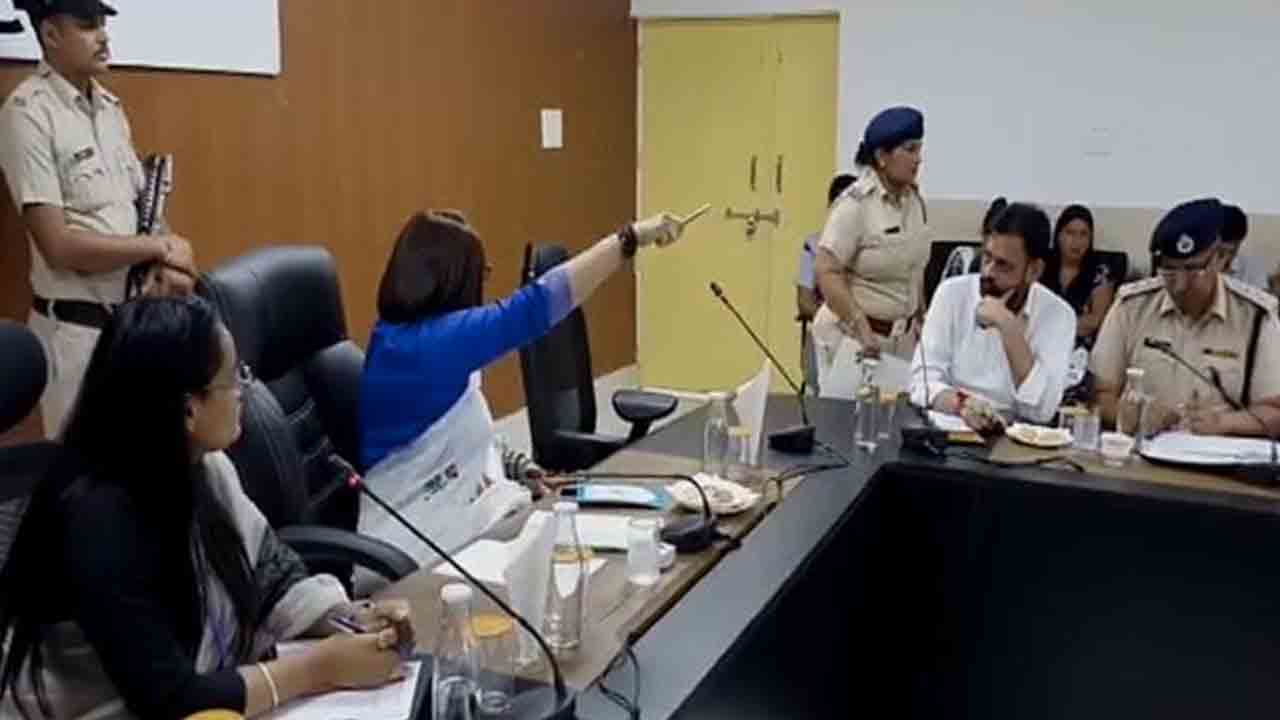 హ‌ర్యానా మ‌హిళా క‌మిష‌న్ చైర్‌ప‌ర్స‌న్, పోలీసు ఆఫీస‌ర్ మ‌ధ్య తీవ్ర వాగ్వాదం