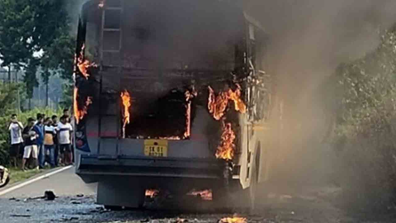 రోడ్డు ప్రమాదంలో వ్యక్తి మృతి… బస్సుకు నిప్పుపెట్టిన స్థానికులు