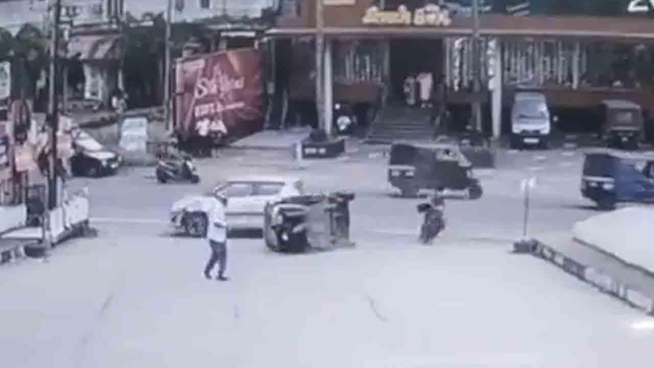 రోడ్డు దాటుతుండగా ఘోర ప్రమాదం.. త్రుటిలో తప్పించుకున్న మహిళ.. వైరల్ వీడియో