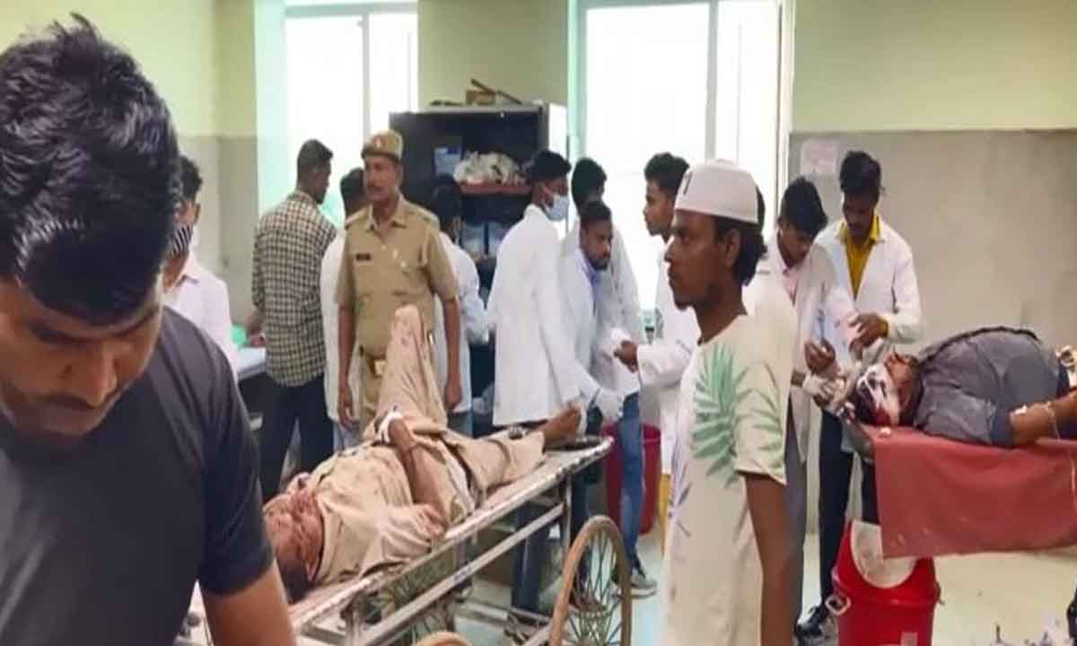 ఘోర రోడ్డు ప్ర‌మాదం: బ‌స్సు-లారీ ఢీ.. 8 మంది దుర్మ‌ర‌ణం