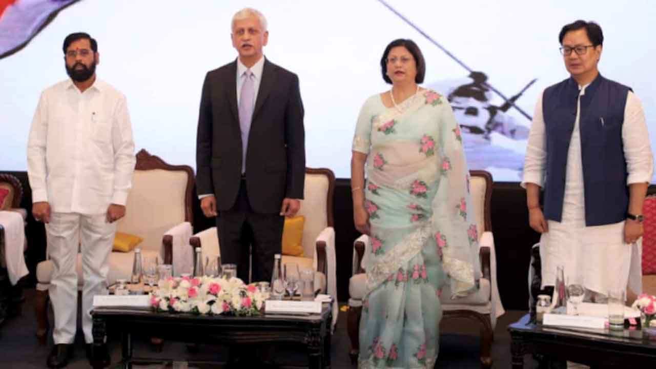 సుప్రీంకోర్టు సీజేతో వేదిక పంచుకుంటారా.. షిండేపై ఉద్ధ‌వ్ గ్రూప్ ఫైర్‌