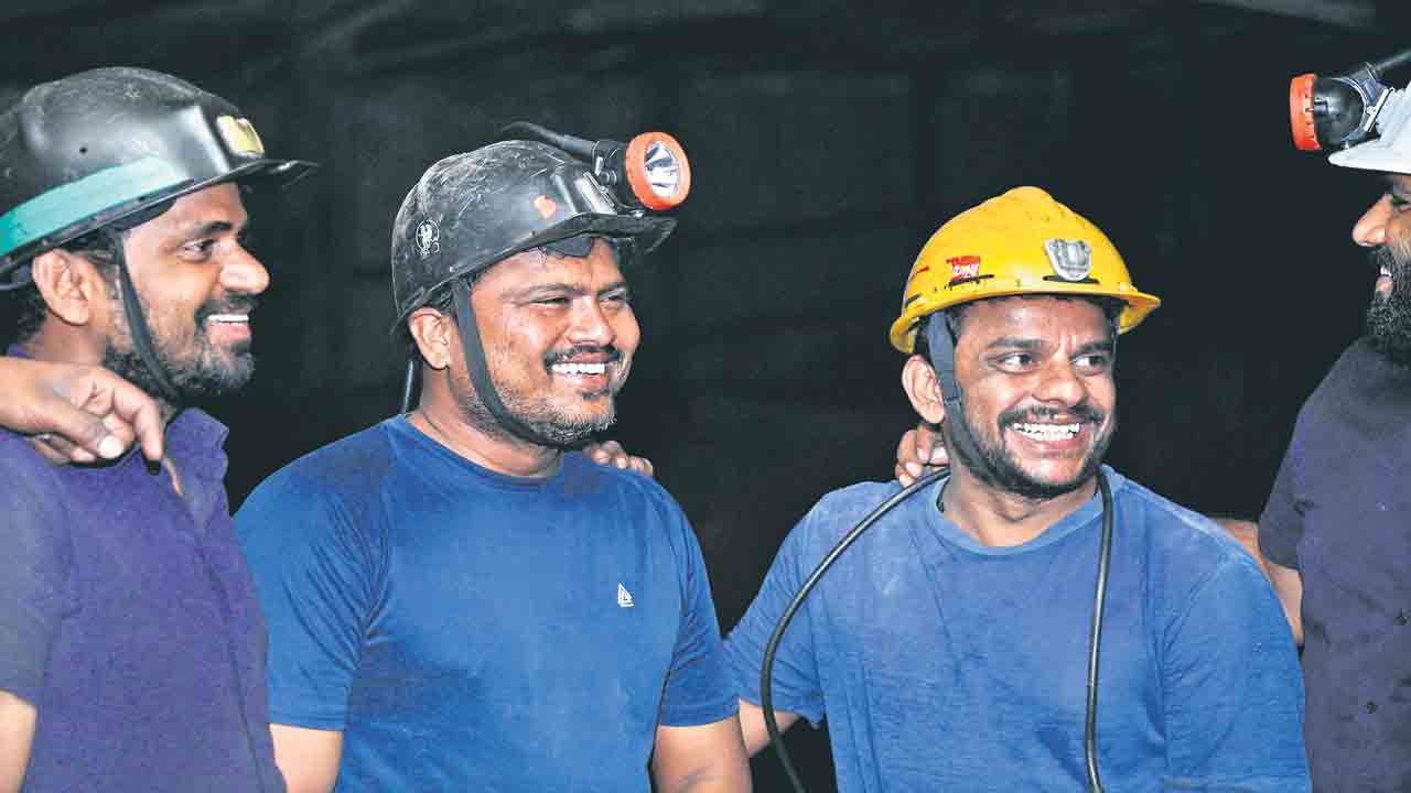 సింగరేణి లాభాల్లో కార్మికులకు 30% వాటా