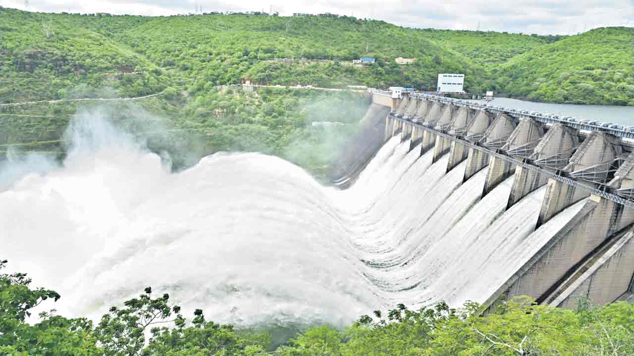 కృష్ణమ్మకు వరద హోరు