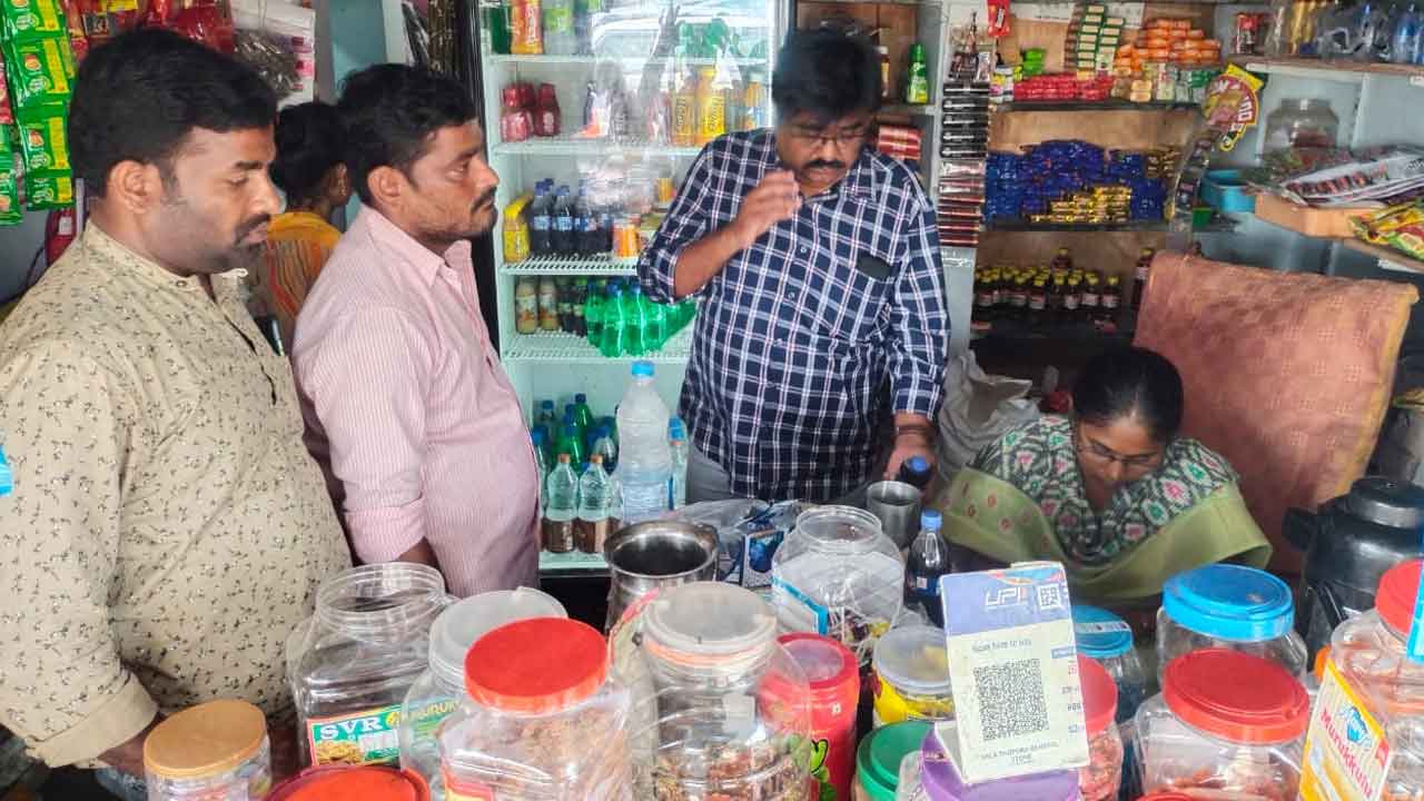 Srisailam | అధిక ధ‌ర‌ల‌పై భ‌క్తుల ఫిర్యాదు.. వ్యాపారుల‌కు విజిలెన్స్ హెచ్చ‌రిక‌లు