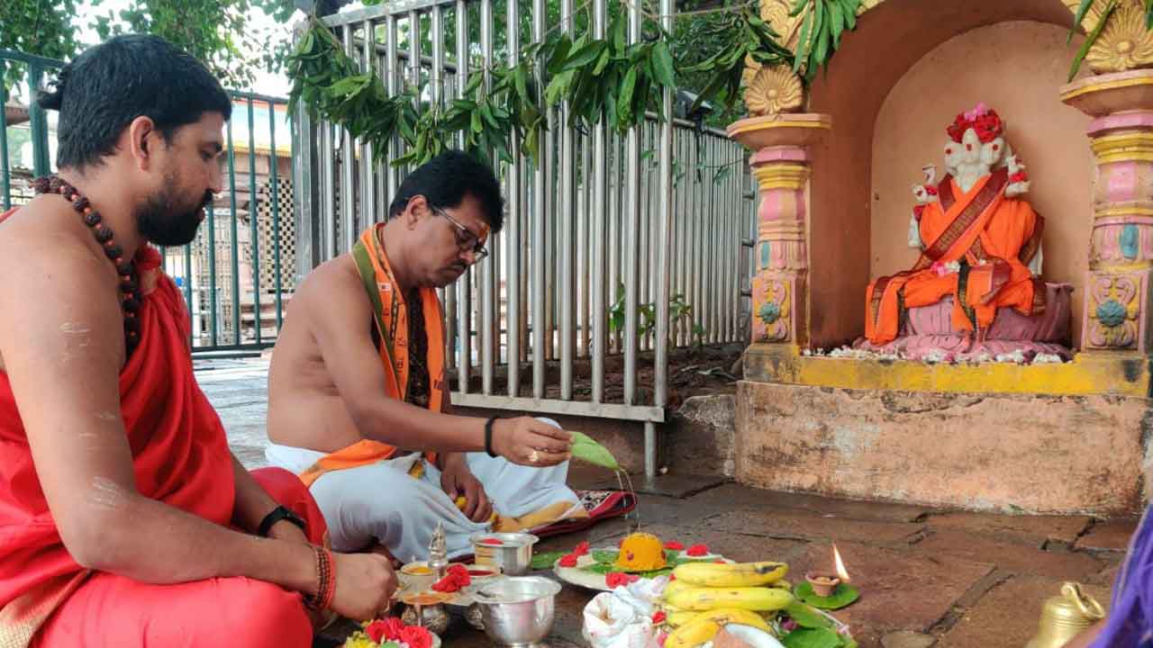 Srisailam | శ్రీశైలంలో త్రయోదశి పూజలు.. బ‌స‌వ‌న్న‌కు పంచామృతాభిషేకం