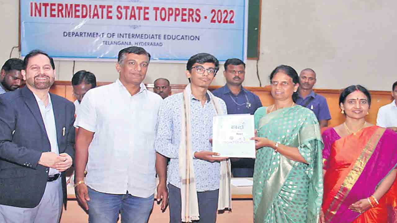 కార్పొరేట్‌కు దీటుగా ప్రభుత్వ కాలేజీలు