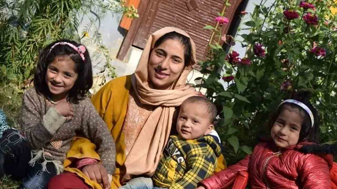 పదో తరగతి పరీక్షల్లో క్లాస్‌ టాపర్‌గా నిలిచిన ముగ్గురు పిల్లల తల్లి