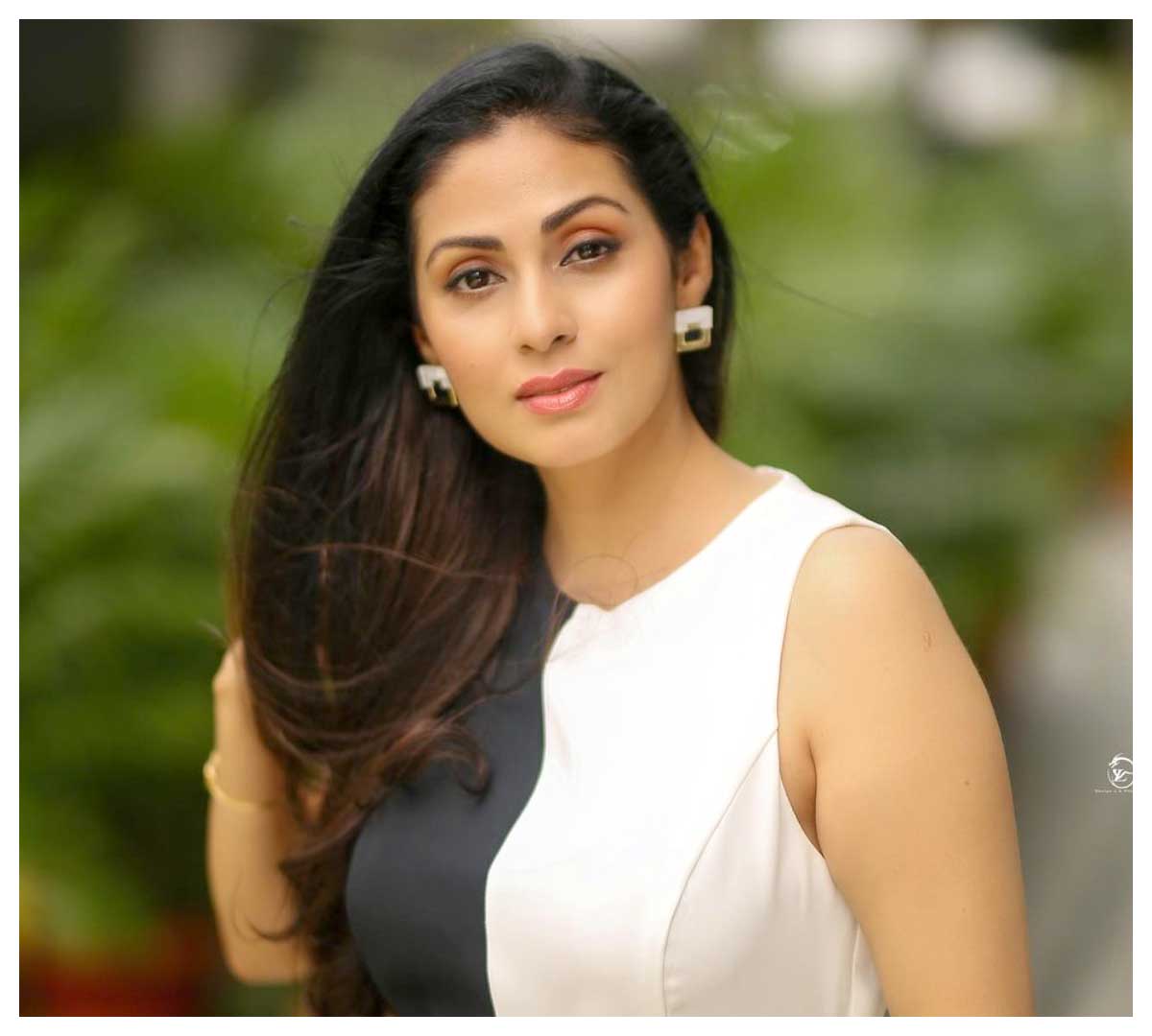 Sadha | స్లీవ్ లెస్ అందాలతో కేకపెట్టిస్తున్న సదా..
