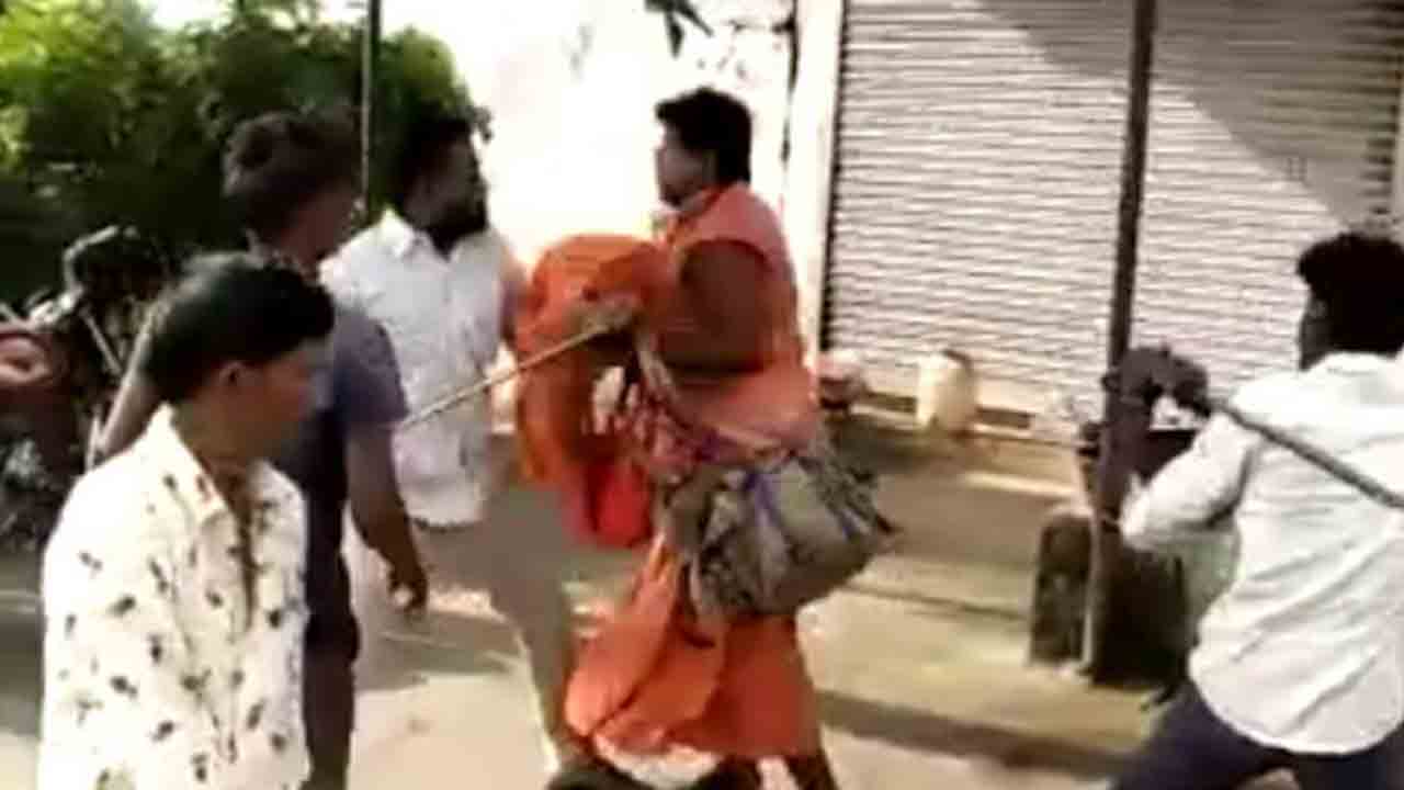 పిల్లలను ఎత్తుకెళ్లే ముఠా అనుకొని.. సాధువులపై గ్రామస్థుల దాడి