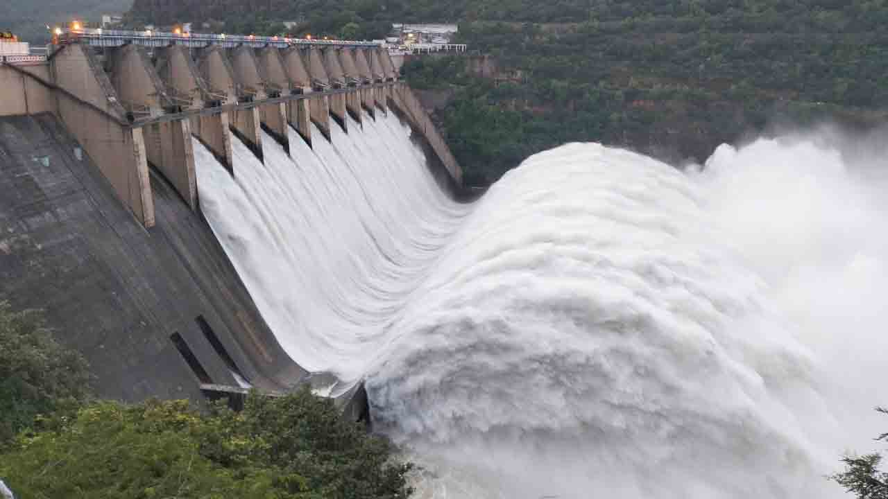 కృష్ణమ్మ పరవళ్లు