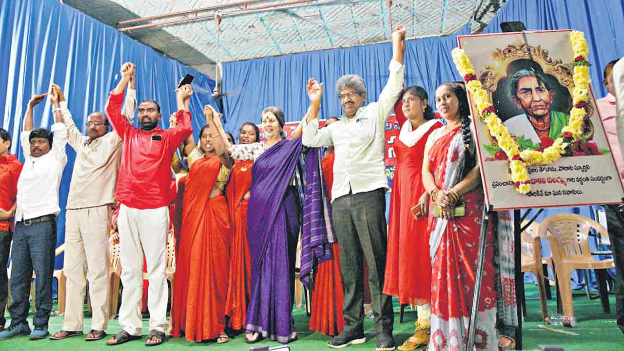 బీజేపీ మతోన్మాదంతో దేశం విచ్ఛిన్నం