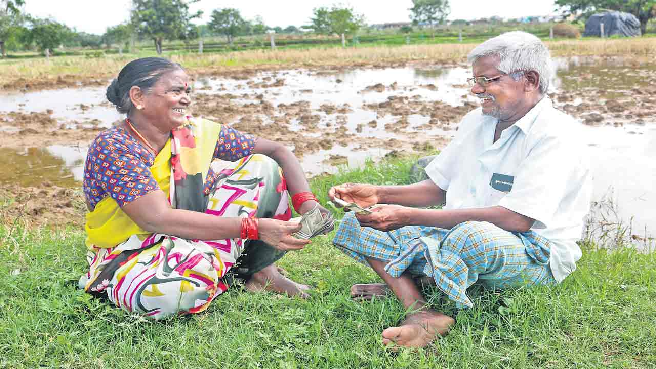 రైతులను కొట్టి, బీమా కంపెనీలకు పెట్టి..