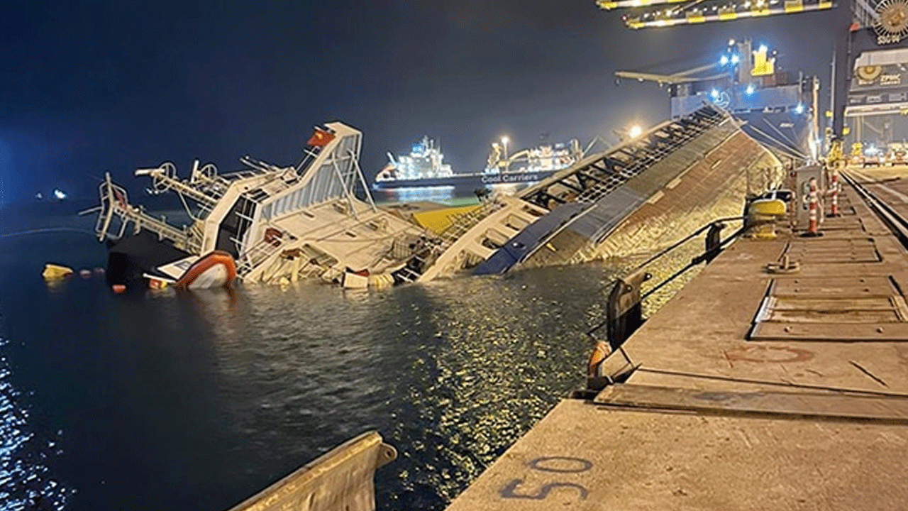 Ship Sinks అందరూ చూస్తుండగానే.. పక్కకు ఒరిగి సముద్రంలో మునిగిపోయిన