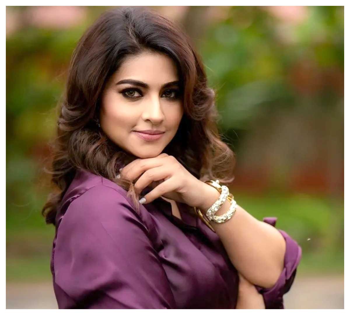 Sneha | చూపులతో గుచ్చేస్తున్న స్నేహ‌..