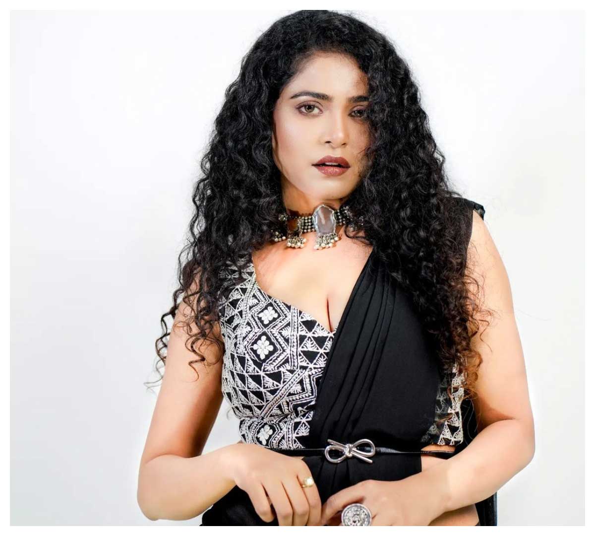 Sonakshi Varma | బ్లాక్ డ్రెస్‌లో సోనాక్షి వర్మ అందాలు అద‌ర‌హో..