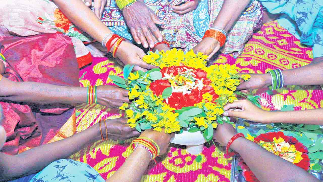 నేటి బతుకమ్మ పాటలు! క్యూఆర్‌ కోడ్‌