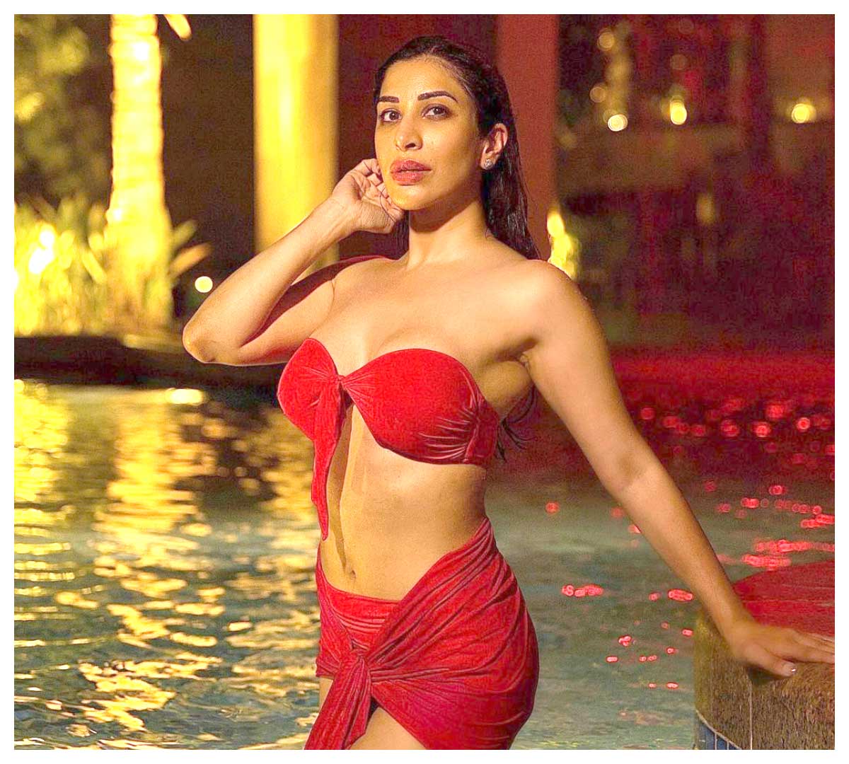 Sophie Choudry | బికినీలో సోఫీ చౌదరి అందాల సోయగాలు..