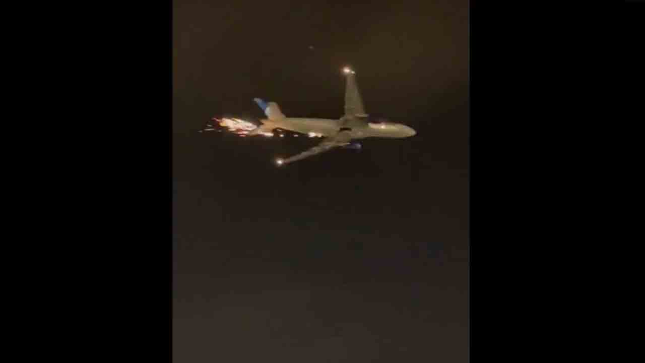 Watch: విమానం నుంచి రాలిపడిన నిప్పు రవ్వలు… తర్వాత ఏం జరిగిందంటే!