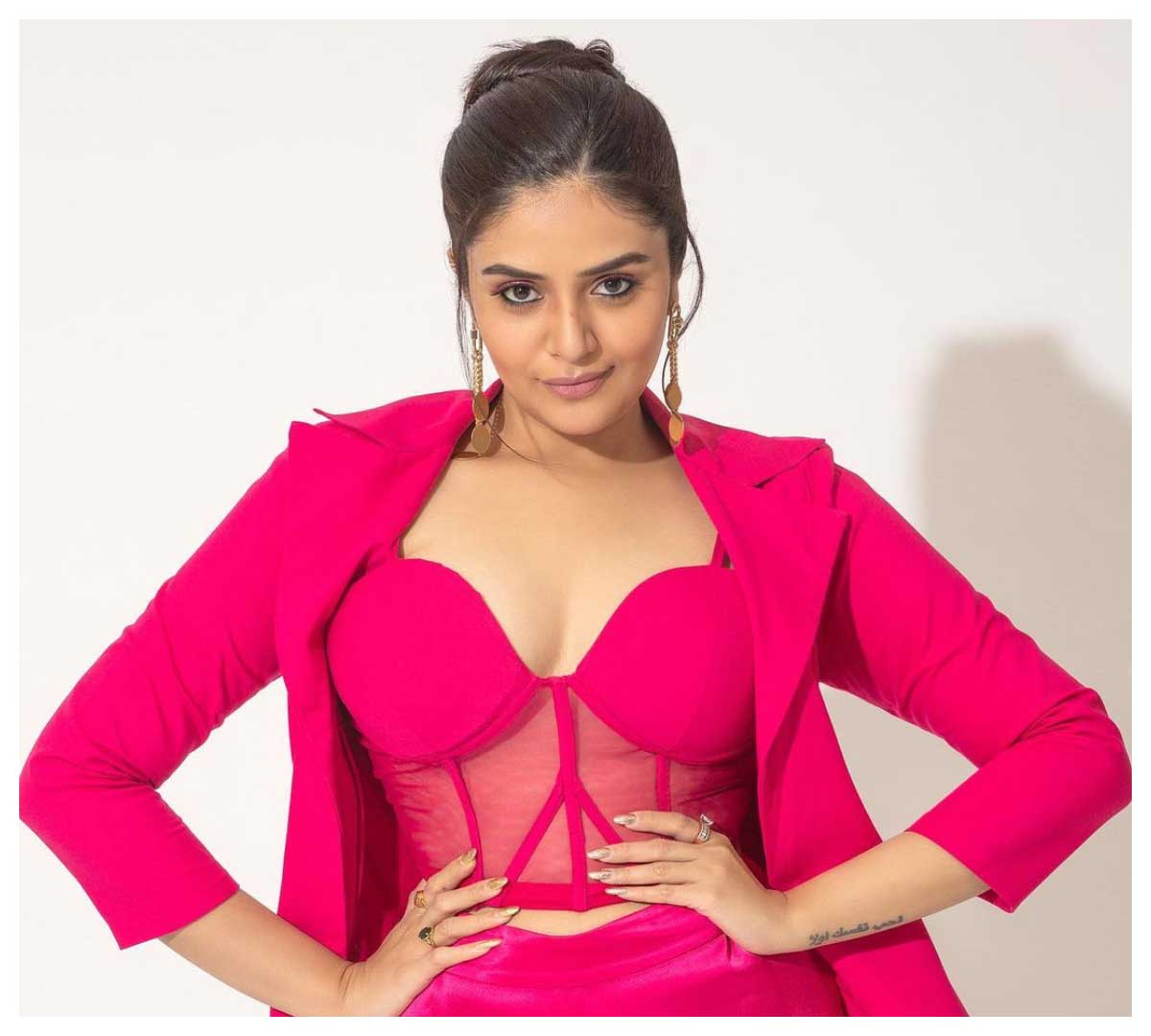 Sreemukhi | గులాబీ డ్రెస్‌లో శ్రీ‌ముఖి అందాల‌ గుబాళింపు..