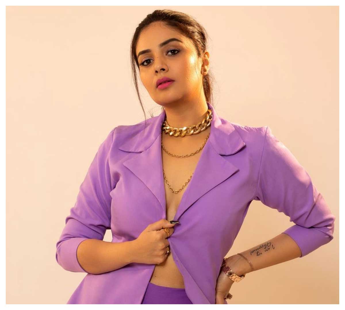 Sreemukhi | ట్రెండీ అందాల‌తో మ‌తులు పోగొడుతున్న శ్రీ‌ముఖి..