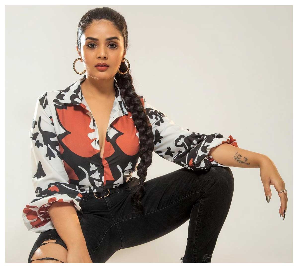 Sreemukhi | మాస్ లుక్‌లో శ్రీ‌ముఖి అందాల విందు..