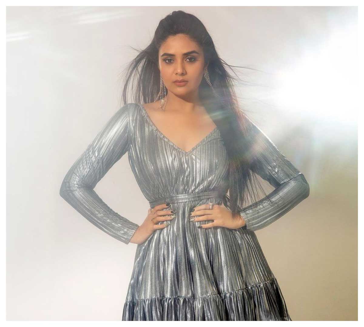 Sreemukhi | పొట్టి డ్రెస్‌లో శ్రీ‌ముఖి మెరుపులు..