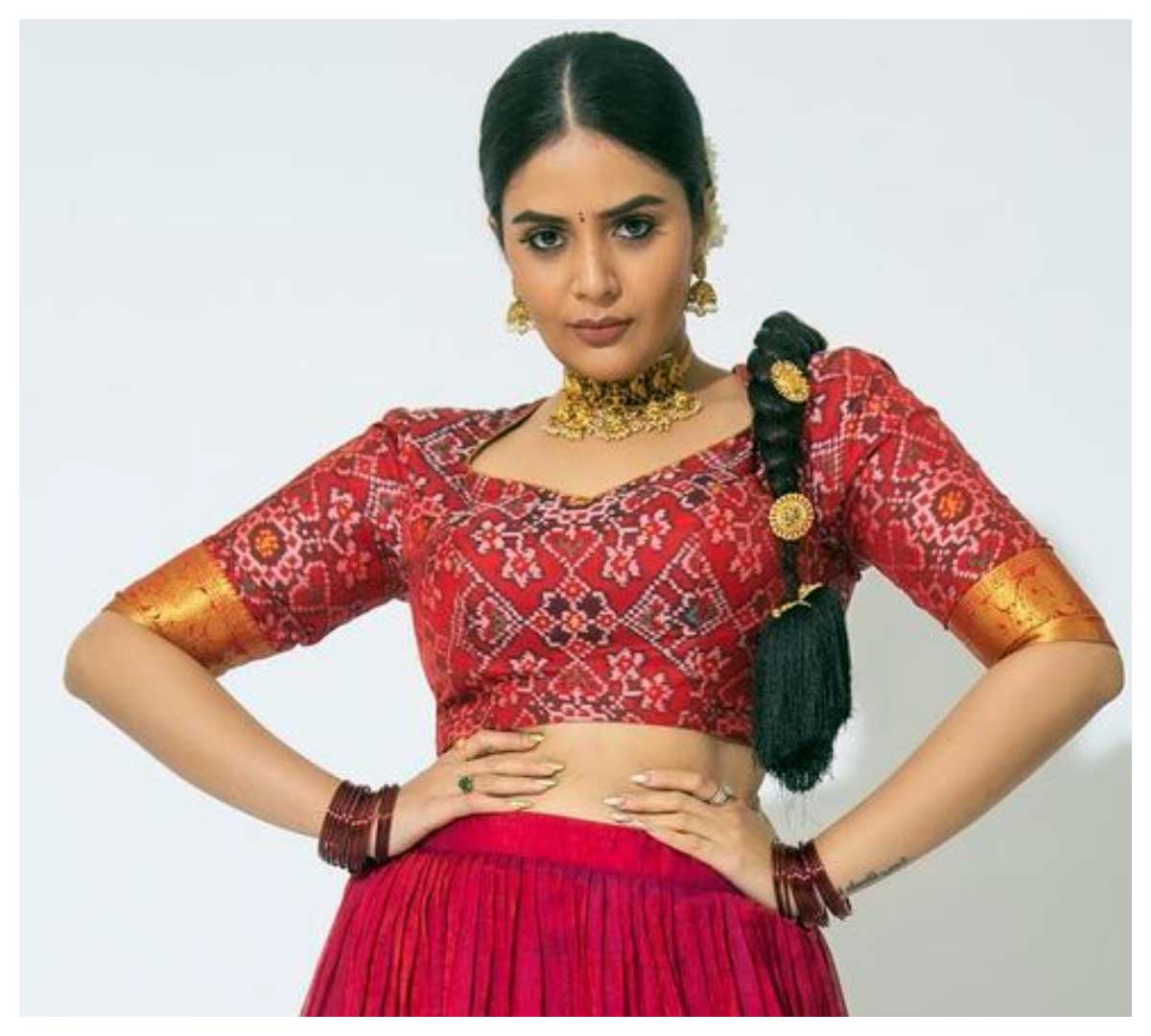 Sreemukhi | చిలిపి పోజుల‌తో కైపెక్కిస్తున్న శ్రీ‌ముఖి..