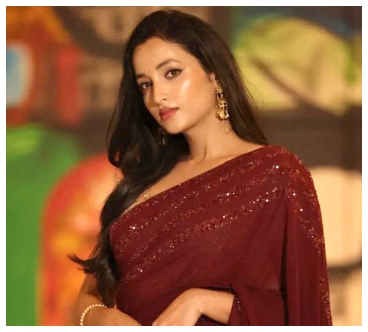 Srinidhi Shetty | మెరూన్ చీర‌లో మెరిసిపోతున్న శ్రీనిధి శెట్టి..