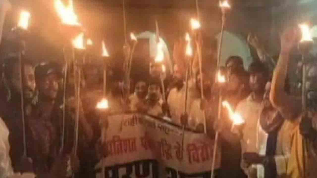 యూపీ వర్సిటీలో 400 శాతం పెరిగిన ఫీజులు… నిరసనలో నిప్పంటించుకున్న విద్యార్థి