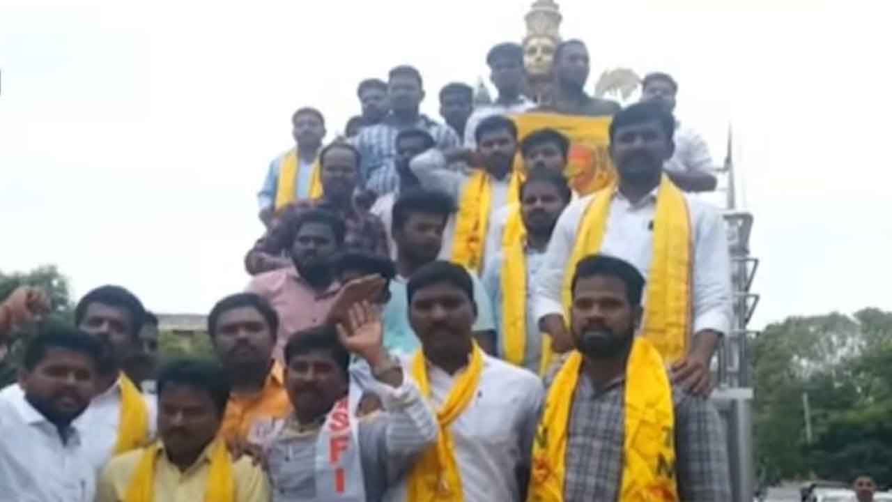 ఆరోగ్య వర్శిటీ పేరు మార్పుపై ఐక్య విద్యార్థి సంఘాల ఆందోళన