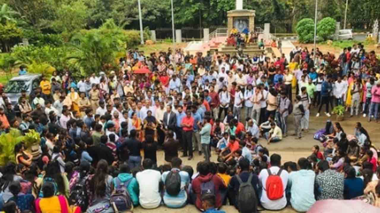 బెంగళూరు వర్సిటీ క్యాంపస్‌లో గణేష్ ఆలయం… వద్దంటూ విద్యార్థులు, లెక్చలర్ల నిరసన