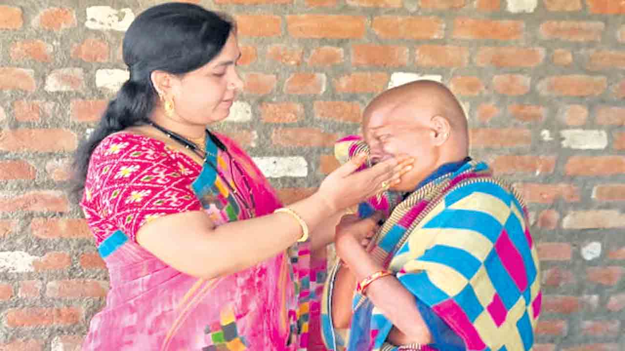 అందరి కోసం.. అంగన్‌వాడీ టీచరమ్మ!