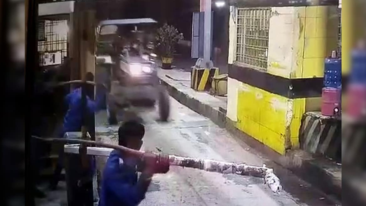 Sand Tractors | టోల్ వ‌ద్ద దూసుకెళ్లిన గంధం చెక్క‌ల ట్రాక్ట‌ర్లు.. 53 సెక‌న్ల‌లో అంతా మాయం!