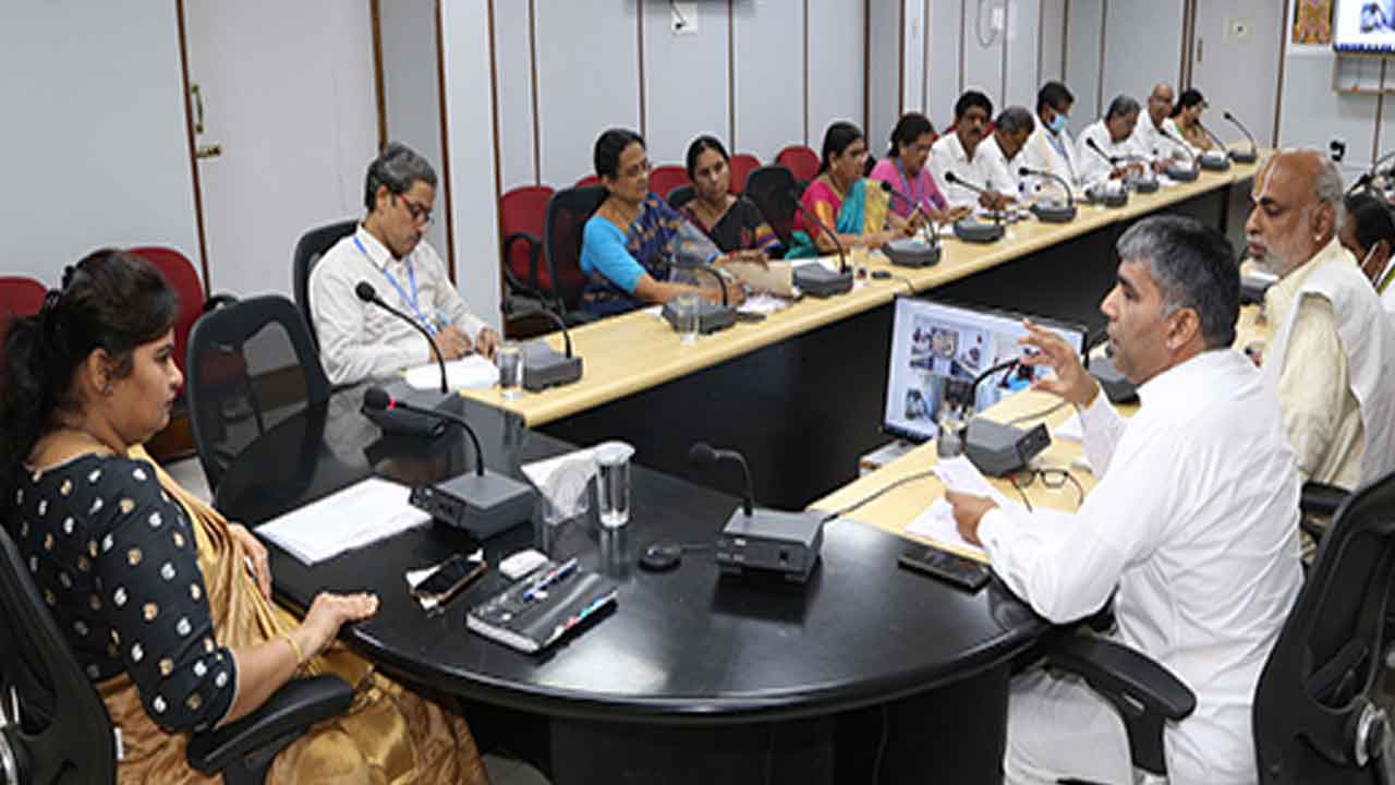 విద్యార్థుల‌ను పోటీ ప‌రీక్షల‌కు సిద్ధం చేయాలి: టీటీడీ జేఈఓ స‌దా భార్గవి