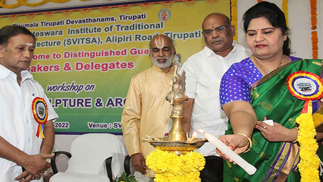 శిల్పక‌ళ‌ను విశ్వవ్యాప్తం చేయ‌డానికి టీటీడీ అవిరళ కృషి: జేఈఓ సదాభార్గవి