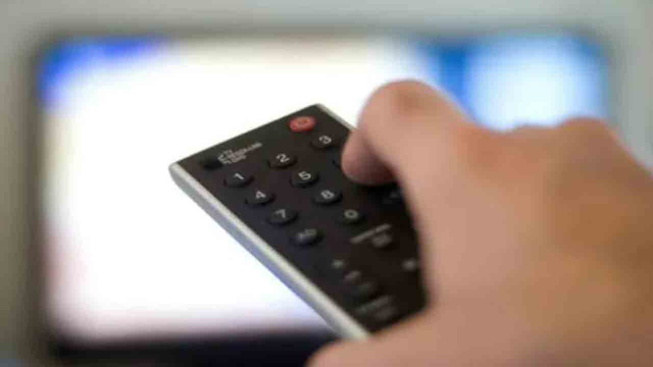 టీవీ సౌండ్ త‌గ్గించ‌మ‌న్నందుకు అత్త వేళ్ల‌ను కొరికిన కోడ‌లు
