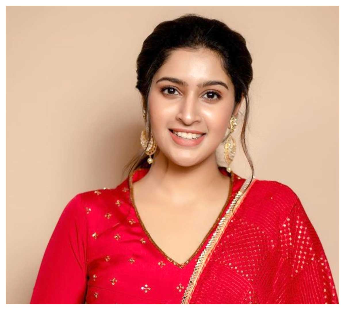 Tanya Ravichandran | రెడ్ డ్రెస్‌లో చూడ‌ముచ్చ‌ట‌గా తాన్య రవిచంద్రన్..