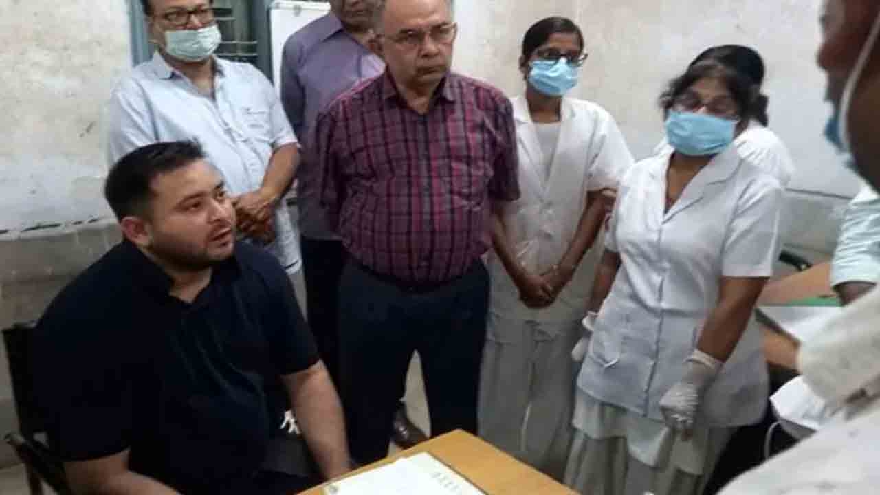 ప్రభుత్వ ఆసుపత్రిని రాత్రి వేళ తనిఖీ చేసిన తేజస్వి… హాస్పిటల్ హెడ్ ఏం చేస్తున్నారంటే?