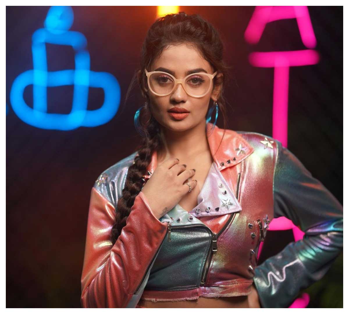 Teju Ashwini | క్రేజీ పోజుల‌తో కిర్రాక్ పుట్టిస్తున్న తేజు అశ్విని..